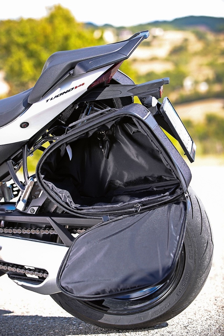 Aprilia Tuono V4 VS KTM 1290 Super Duke GT: la SFIDA delle hypernaked!