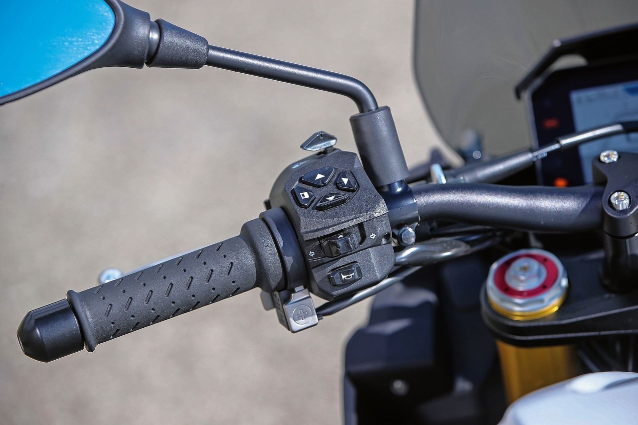 Aprilia Tuono V4 VS KTM 1290 Super Duke GT: la SFIDA delle hypernaked!