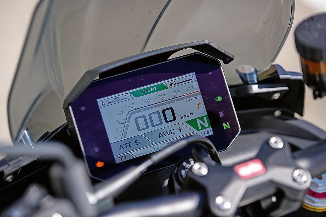 Aprilia Tuono V4 VS KTM 1290 Super Duke GT: la SFIDA delle hypernaked!