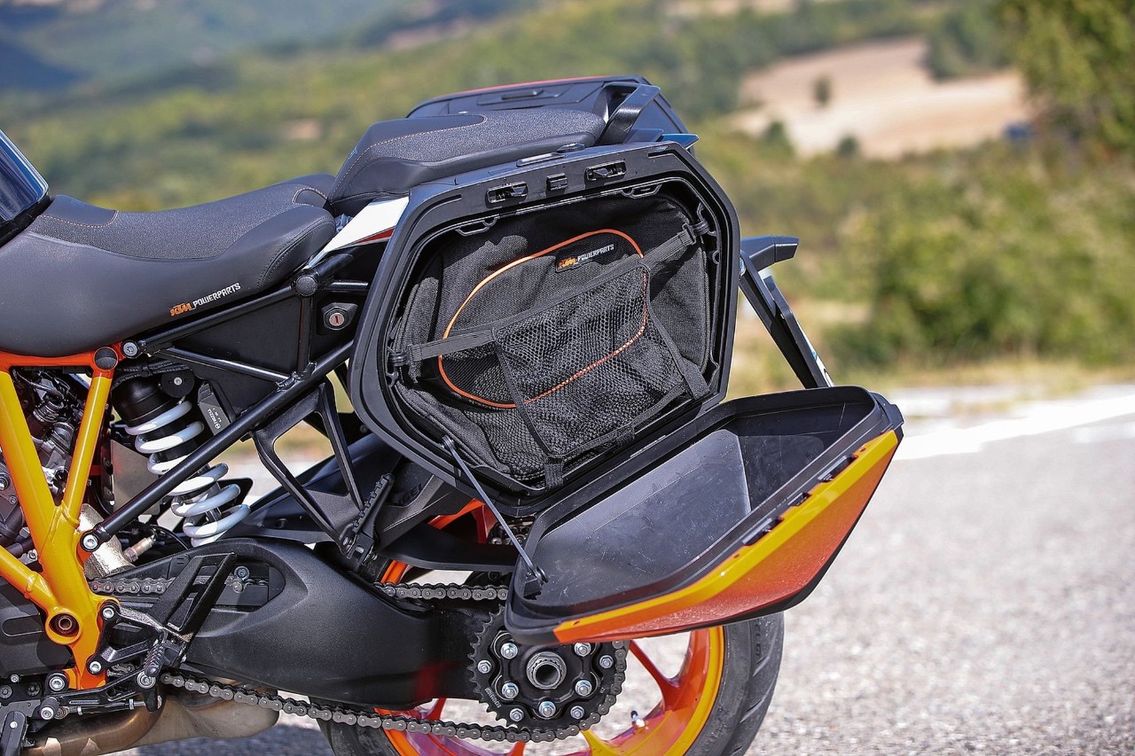 Aprilia Tuono V4 VS KTM 1290 Super Duke GT: la SFIDA delle hypernaked!