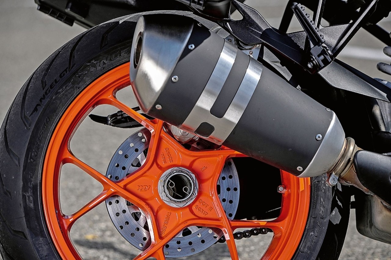 Aprilia Tuono V4 VS KTM 1290 Super Duke GT: la SFIDA delle hypernaked!