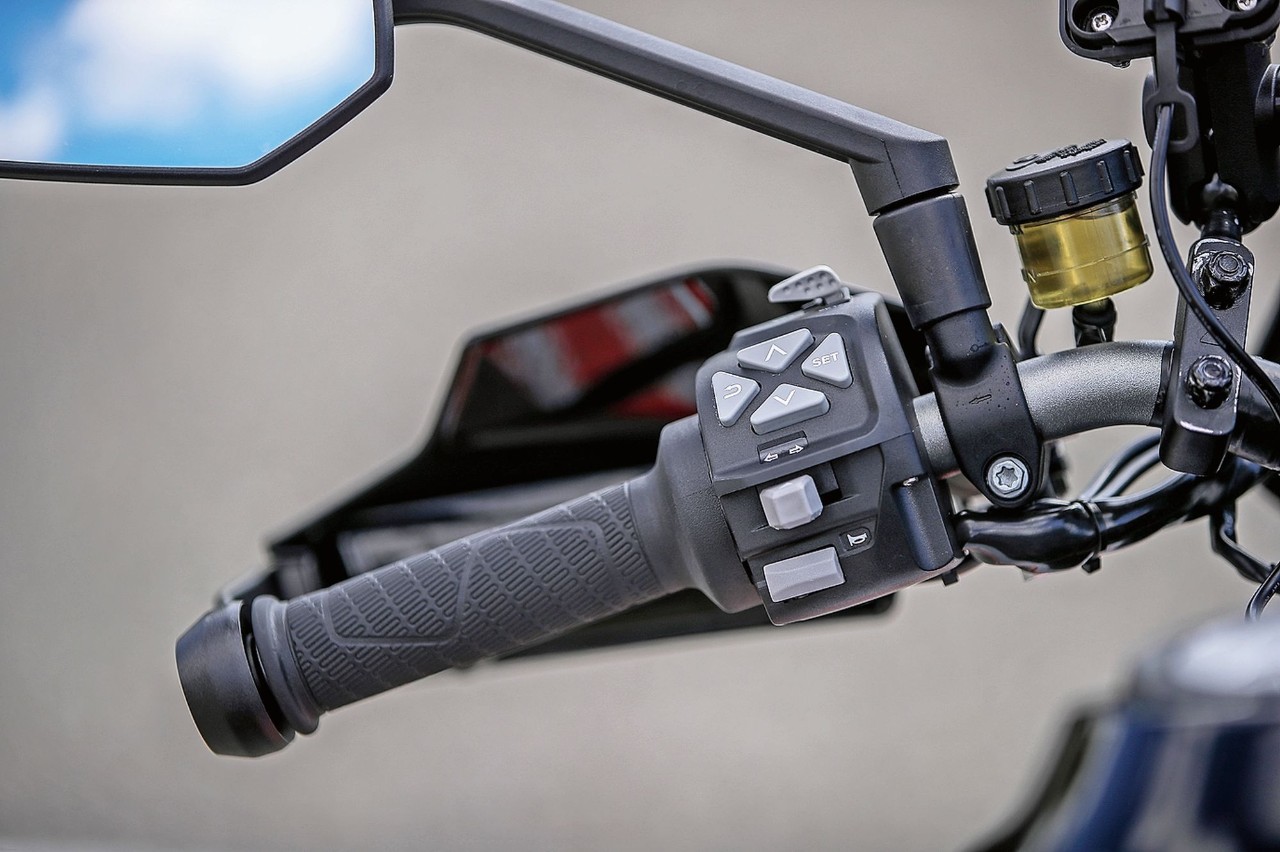 Aprilia Tuono V4 VS KTM 1290 Super Duke GT: la SFIDA delle hypernaked!