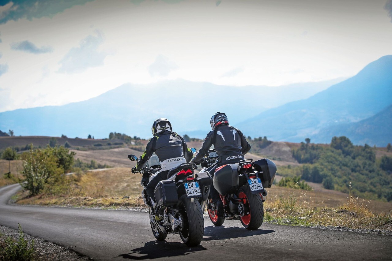 Aprilia Tuono V4 VS KTM 1290 Super Duke GT: la SFIDA delle hypernaked!