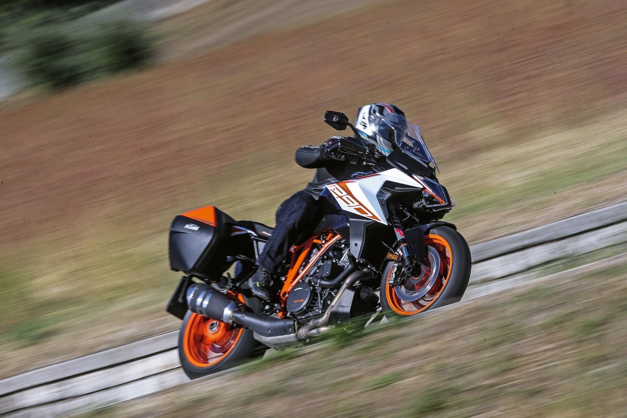 Aprilia Tuono V4 VS KTM 1290 Super Duke GT: la SFIDA delle hypernaked!
