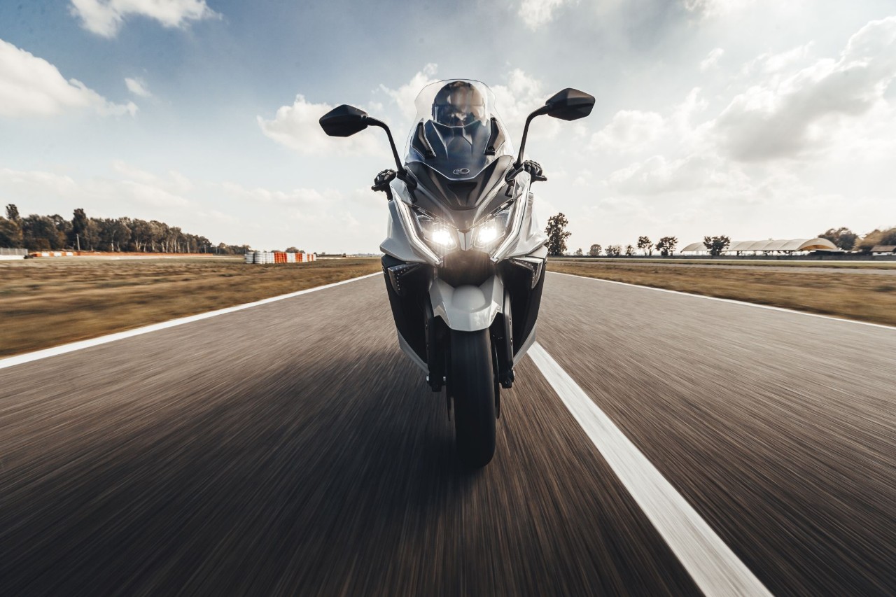 BMW C 650 Sport, Kymco AK 550, Yamaha TMAX 560 Tech Max: over the TOP!