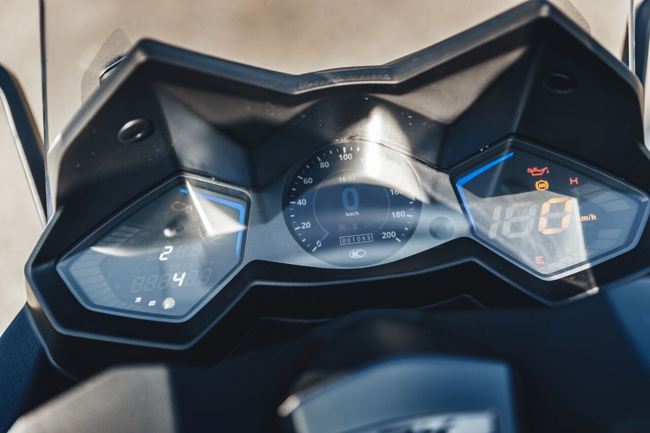 BMW C 650 Sport, Kymco AK 550, Yamaha TMAX 560 Tech Max: over the TOP!