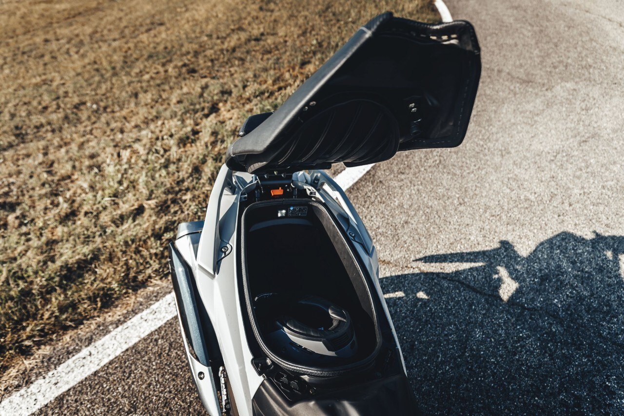 BMW C 650 Sport, Kymco AK 550, Yamaha TMAX 560 Tech Max: over the TOP!