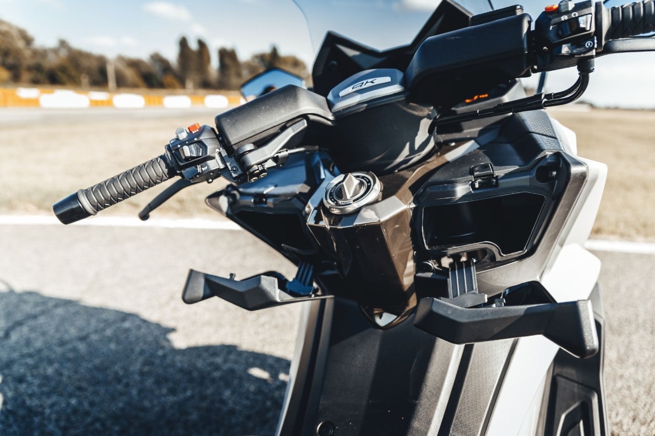 BMW C 650 Sport, Kymco AK 550, Yamaha TMAX 560 Tech Max: over the TOP!