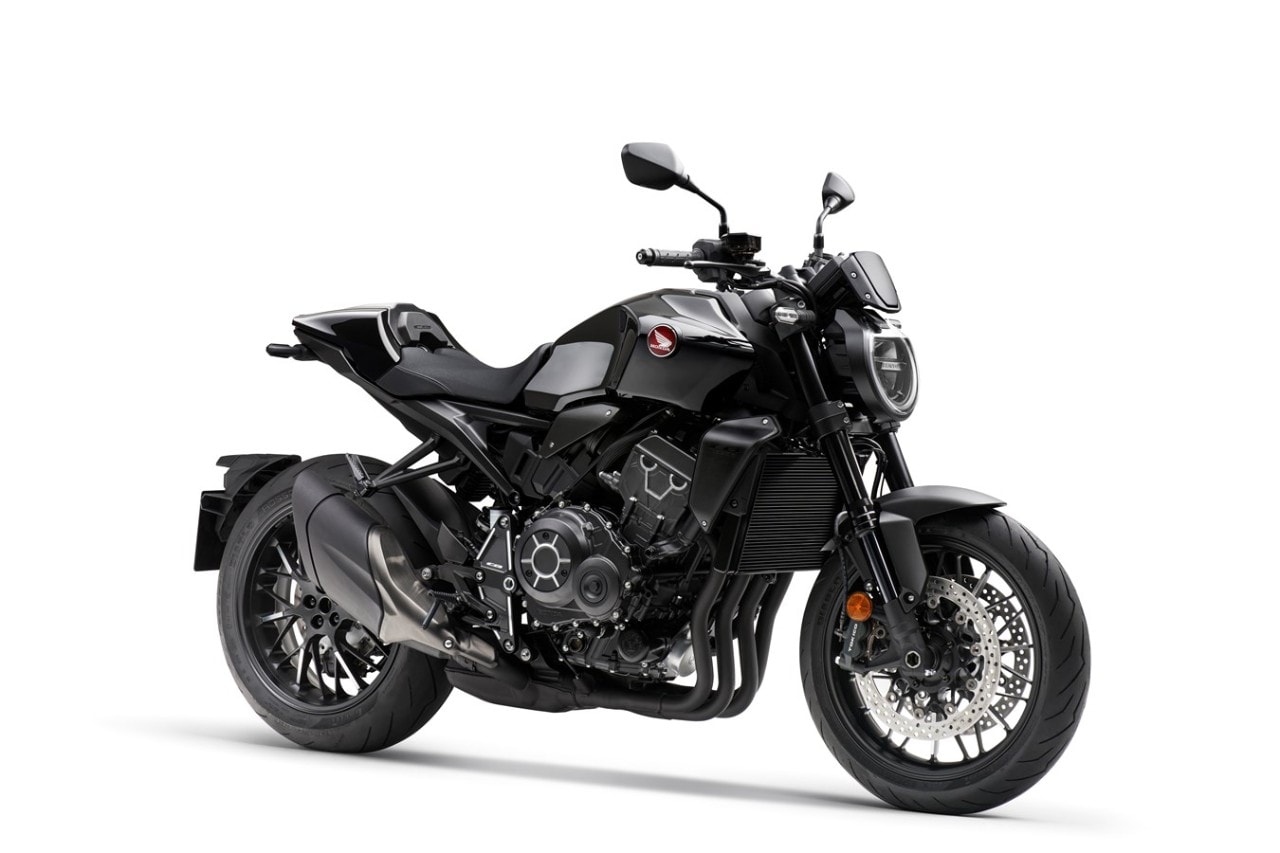 <div class='descrGalleryTitle'>BLACK EDITION</div><div class='descrGalleryText'><p>La Honda CB1000R&nbsp;abbandona la versione ‘Plus’ in favore della nuova <b>Black<br>
Edition</b>.&nbsp;Fatta eccezione per alcuni dettagli in alluminio lucidato – razze centrali dei cerchi, contorni delle piastre pivot, coperchio frizione, lati dei cilindri e piastra blocca manubrio – tutto ciò che l’occhio vede è nero: profilo del faro, mini‑cupolino, piastre della forcella, convogliatori del radiatore e coperchi airbox (con finitura anodizzata), collettori di scarico e silenziatore. La verniciatura in&nbsp;Deep Graphite Black&nbsp;adorna il serbatoio carburante e la cover monoposto. Inoltre, <b>il cambio Quickshifter è montato di serie</b>.</p>
</div>