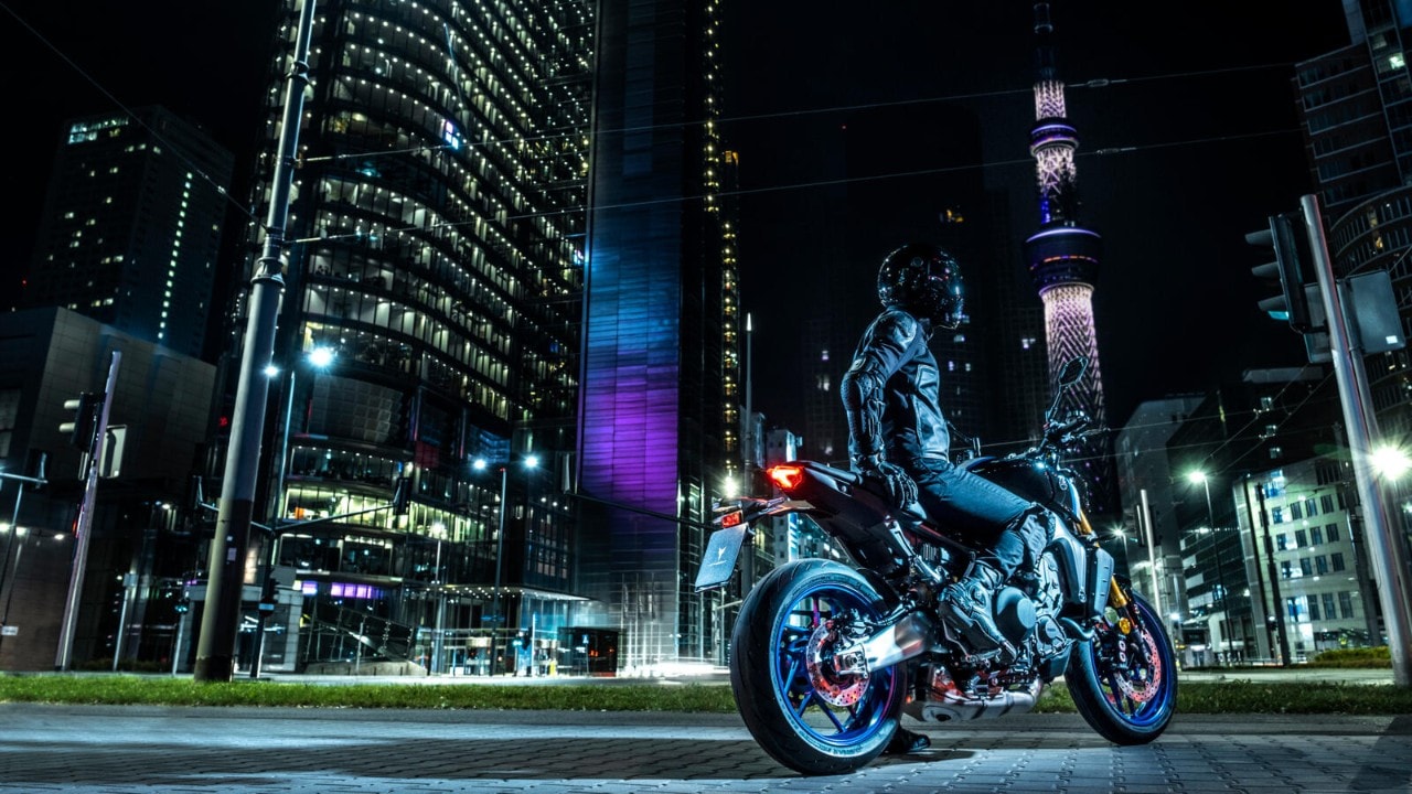 <div class='descrGalleryTitle'>CRUISE CONTROL</div><div class='descrGalleryText'><p>Oltre ai sistemi elettronici completi di assistenza al pilota presenti sulla MT-09, la<b> MT-09 SP è equipaggiata anche con un sistema Cruise Contro</b>l che migliora l'esperienza di guida complessiva.Per una esperienza più rilassante, i piloti SP possono scegliere di attivare il sistema di controllo di velocità da 50 km/h e a partire dalla quarta marcia. Dopo aver impostato la velocità, è possibile aumentarla di 2 km/h con tocchi singoli dell'interruttore, oppure in modo costante tenendolo premuto. Il sistema si disattiva quando si attivano leva freno o frizione o l'acceleratore.</p>
</div>