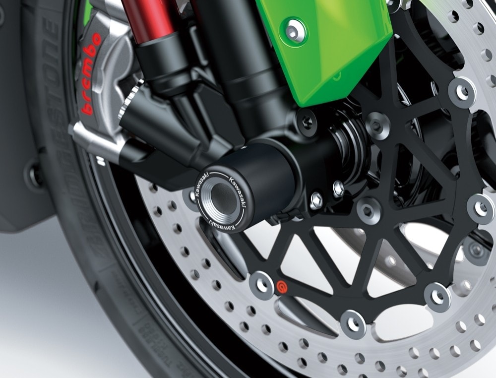 <div class='descrGalleryTitle'>FRENI E COMPONENTI</div><div class='descrGalleryText'><p>L'impianto frenante è il top di gamma Brembo: pinze monoblocco M50, dischi anteriori semiflottanti da 330 mm e pompa radiale (con tubi in treccia in acciaio racing su RR). Per quanto riguarda il concetto del “see and be seen” l'illuminazione full LED  utilizza luci dirette dall'unità di proiezione di Mitsubishi; i loro moduli ottici luminosi vengono adottati per la prima volta in ambito motociclistico sulla Ninja 2021.</p>
</div>