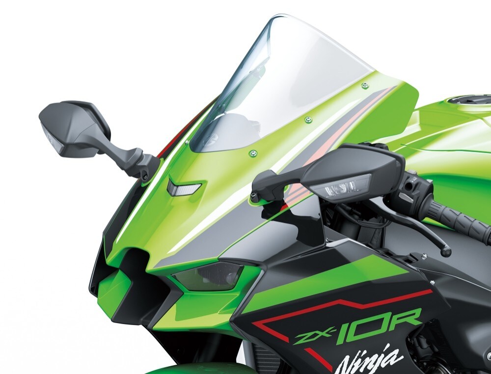 <div class='descrGalleryTitle'>AERODINAMICA</div><div class='descrGalleryText'><p>Per il 2021, Kawasaki ha realizzato un<b>&nbsp;nuovo pacchetto aereodinamico</b>&nbsp;che è stato combinato con aggiornamenti ergonomici introdotti dalla nuova tecnologia ingegneristica&nbsp;&quot;under the skin&quot;.</p>
<p>In termini di aerodinamica, la parola al centro del progetto &nbsp;è stata&nbsp;&quot;deportanza&quot;&nbsp;infatti, sono state realizzate innovative alette incorporate alla struttura della carenatura della moto, che convogliano il flusso d'aria e creano un carico aerodinamico aggiuntivo, il quale, è circa il&nbsp;17% maggiore&nbsp;rispetto a quello della precedente Ninja.</p>
<p><br>
Allo stesso modo, il design della sezione posteriore è stato leggermente modificato per creare un'area di bassa pressione dietro il pilota. Combiniamo tutto questo con un&nbsp;cupolino più alto di 40 mm, una posizione dei semi manubri che replica quella della moto da corsa di Jonathan Rea, più aperti, e&nbsp;pedane più alte di 5 mm,&nbsp;ecco crearsi quel pacchetto aerodinamico ed ergonomico che è solo uno delle prerogative principali della&nbsp;Ninja ZX-10R &amp; RR del 2021.</p>
</div>