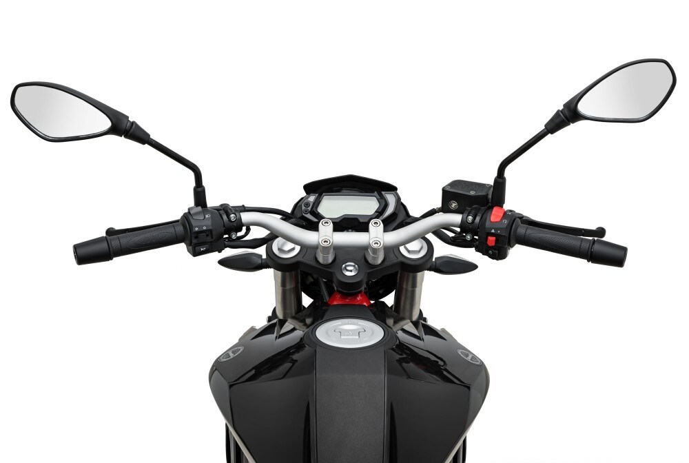 <div class='descrGalleryTitle'>COLORI E PREZZI</div><div class='descrGalleryText'><p>BN 125, in versione Euro 5, sarà disponibile in tutte le concessionarie Benelli a<br>
partire dai primi mesi del 2021, al prezzo di 2.490 euro f.c. Le colorazioni disponibili&nbsp;saranno bianco e nero. Sarà commercializzata anche nella colorazione flash green in&nbsp;serie limitata.</p>
</div>