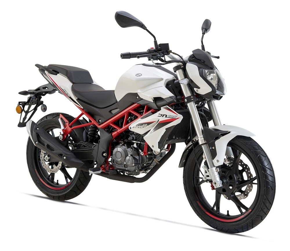 <div class='descrGalleryTitle'>CICLISTICA</div><div class='descrGalleryText'><p>Il telaio è il tradizionale traliccio in tubi in acciaio, per garantire il massimo della maneggevolezza su strada. Le sospensioni sono affidate ad una forcella upside-down con steli da 35 millimetri all’anteriore ed al posteriore ad un forcellone oscillante con ammortizzatore centrale regolabile nel precarico molla con escursione da 40 millimetri.</p>
</div>