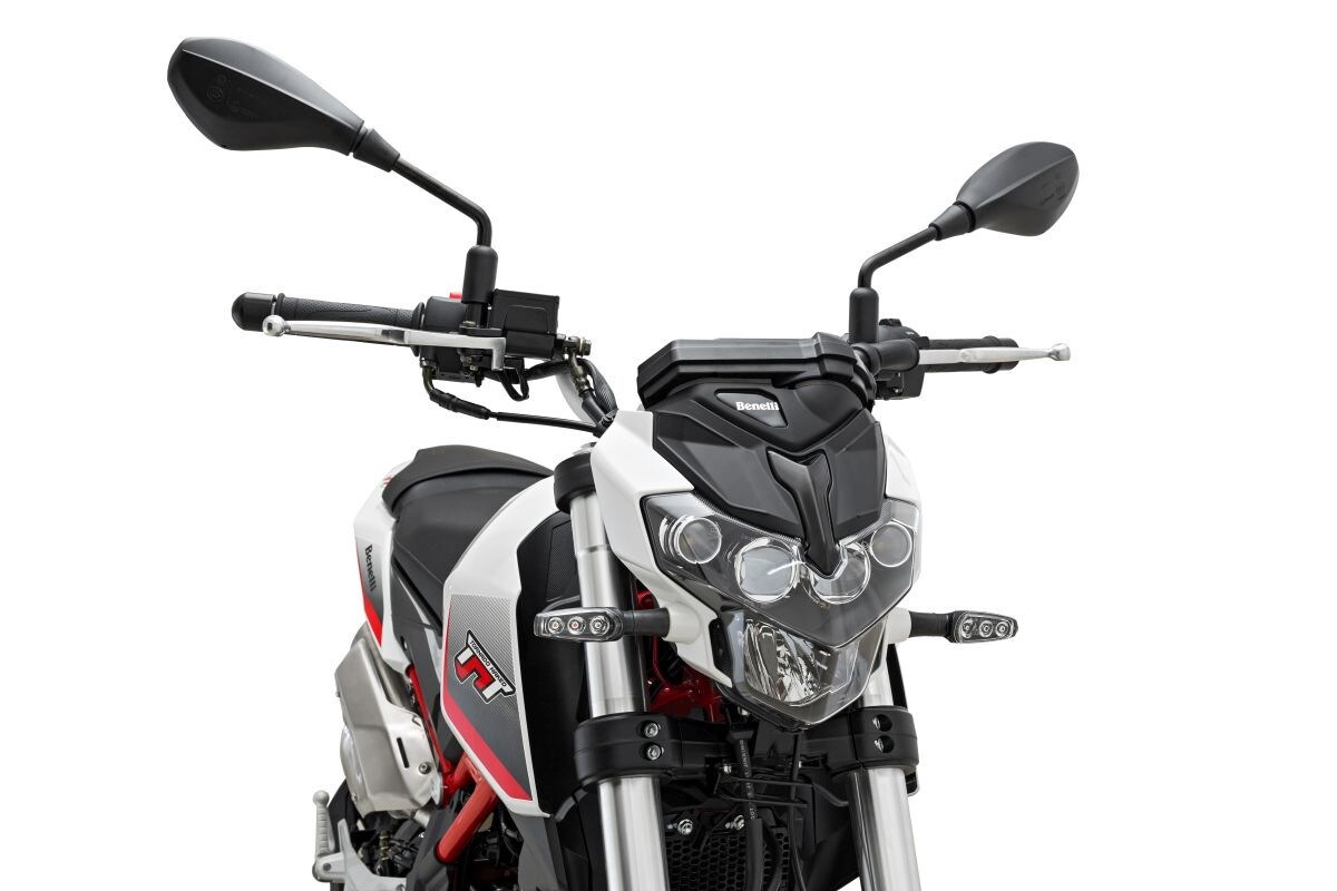 <div class='descrGalleryTitle'>CICLISTICA</div><div class='descrGalleryText'><p>I cerchi da 12 pollici montano pneumatici 120/70 all’anteriore e 130/70 al posteriore, sinonimo di grande agilità e stabilità su strada. La Benelli Tornado Naked T 125 presenta all’anteriore una forcella upside-down, con steli da 35 mm di diametro e al posteriore un forcellone oscillante con ammortizzatore laterale regolabile nel precarico molla ed escursione da 50 mm.</p>
</div>