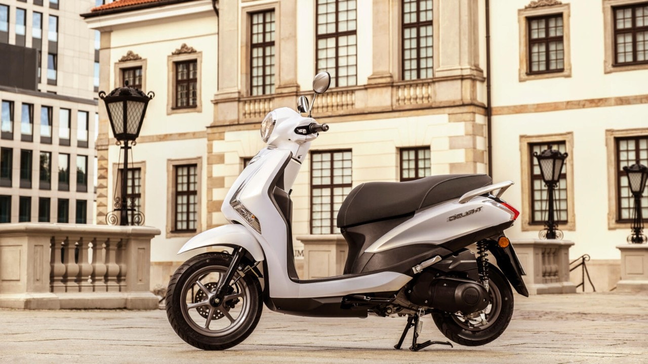 <div class='descrGalleryTitle'>COLORI E PREZZI</div><div class='descrGalleryText'><p>Lo Yamaha D'Elight sarà disponibile nelle colorazioni rosso, bianco e nero già a partire da dicembre 2020 a un prezzo di&nbsp;2.649 euro f.c.</p>
</div>