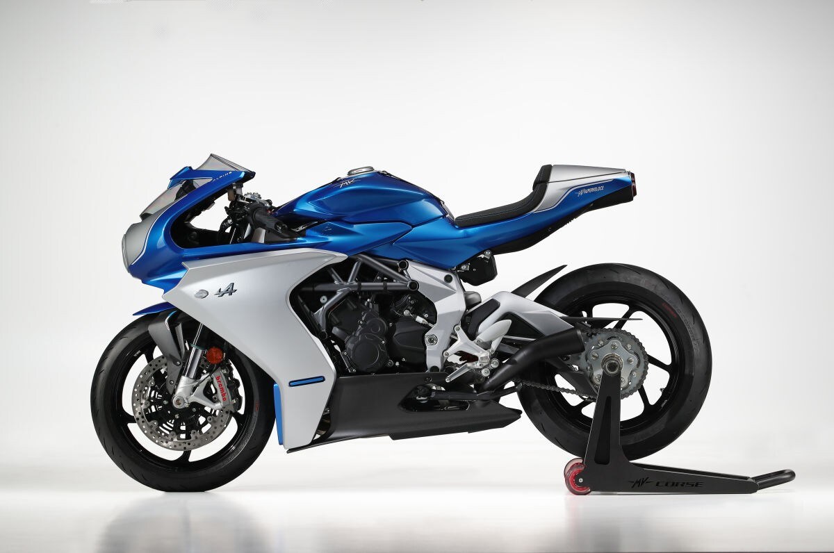 <div class='descrGalleryTitle'>UNA LIVREA DA AUTO</div><div class='descrGalleryText'><p>Il Monaco Design Studio, la divisione di MV Agusta votata alla creazione di modelli su misura, è stata coinvolta nel progetto sin dall’inizio e ha lavorato a stretto contatto con i progettisti di Alpine. Il risultato è una moto che rappresenta una perfetta sintesi della personalità dei due marchi, oltre ad esprimere anche una forte, propria identità. <b>La livrea blu della Superveloce Alpine è identica a quella dell’attuale A110</b>. Le “A” in rilievo sulla carenatura riprendono fedelmente quelle presenti sulle fiancate della A110, così come la selleria in Alcantara con impunture blu riprendono gli interni dell’auto e i cerchi ruota verniciati neri con lavorazione a macchina utensile evocano quelli della A110. A segnare questa storica collaborazione tra i due versanti delle Alpi, le bandiere nazionali collocate una su un lato, l’altra sull’altro del parafango anteriore.</p>
</div>