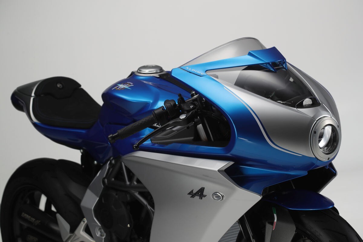 <div class='descrGalleryText'><p><b>Timur Sardarov</b>, CEO MV Agusta Motor S.p.A., ha dichiarato: “Molti clienti Alpine sono anche fan di MV Agusta, e viceversa. La Superveloce Alpine unirà idealmente i nostri due mondi, portando incredibili sinergie in termini di design, personalità e stile. Siamo felici di questa collaborazione tra due dei marchi più amati nella storia dei motori, e fieri di questa nuova, splendida edizione limitata che sarà sicuramente accolta con entusiasmo dagli appassionati di tutto il mondo”.</p>
<p><b>Patrick Marinoff</b>, Managing Director di Alpine, ha aggiunto: “MV Agusta è un simbolo di eccellenza e artigianalità italiana. Nessuno sa costruire moto come fanno loro. I nostri due marchi sono mossi dalla stessa passione nel creare prodotti tecnologici che offrono emozioni uniche ai nostri clienti. La Superveloce Alpine è un esempio di design e tecnologia che non scende a compromessi in quanto a performance e piacere di guida”.<br>
&nbsp;</p>
</div>