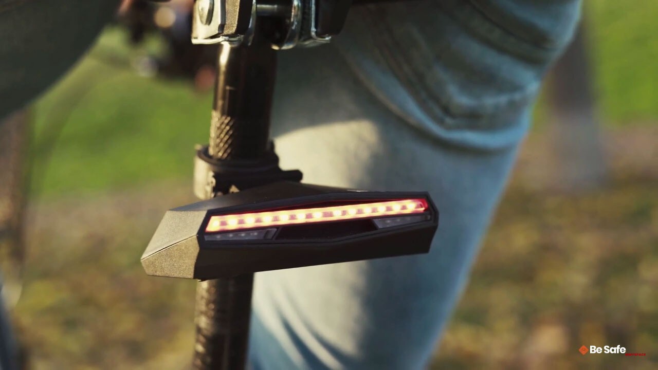 <div class='descrGalleryTitle'>BESAFE #MYSPACE FULL KIT</div><div class='descrGalleryText'><p>Il modello più accessoriato #MySpace Full Kit comprende anche telecomando wireless, indicatori di direzione e luce di stop<br>
</p>
</div>