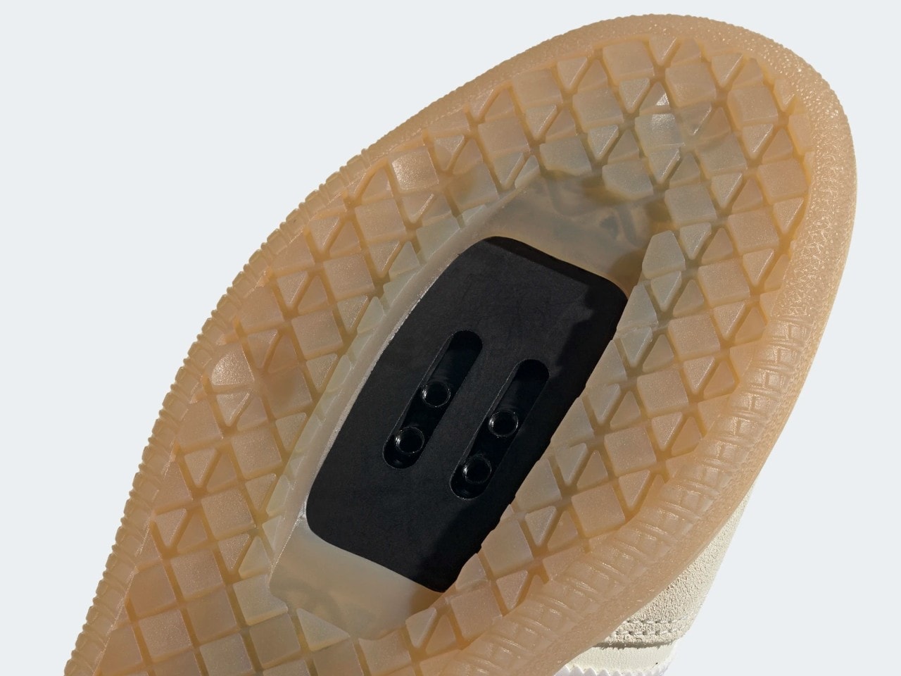 Adidas Velosamba, la sneaker per pedali a sgancio rapido