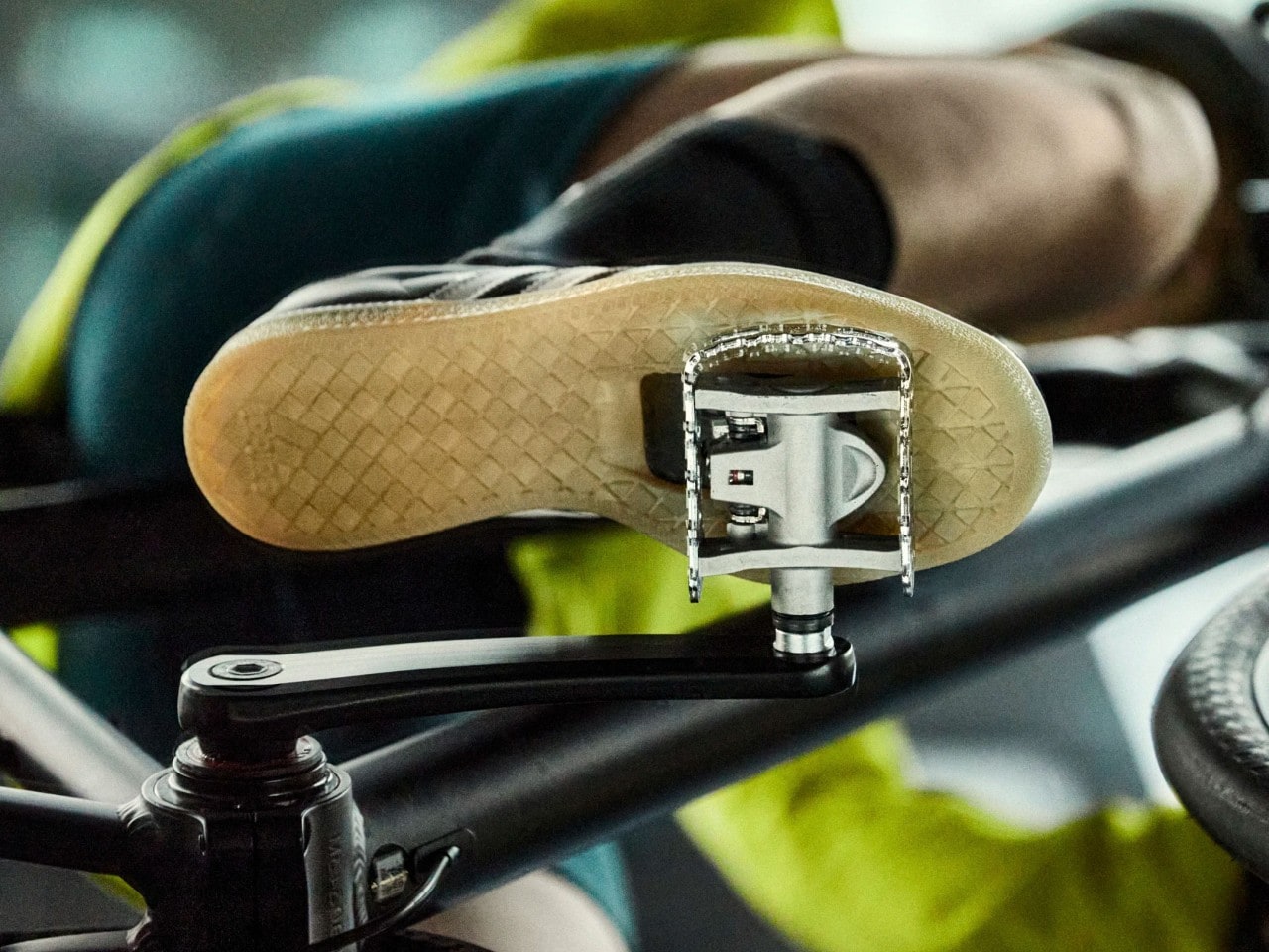 Adidas Velosamba, la sneaker per pedali a sgancio rapido