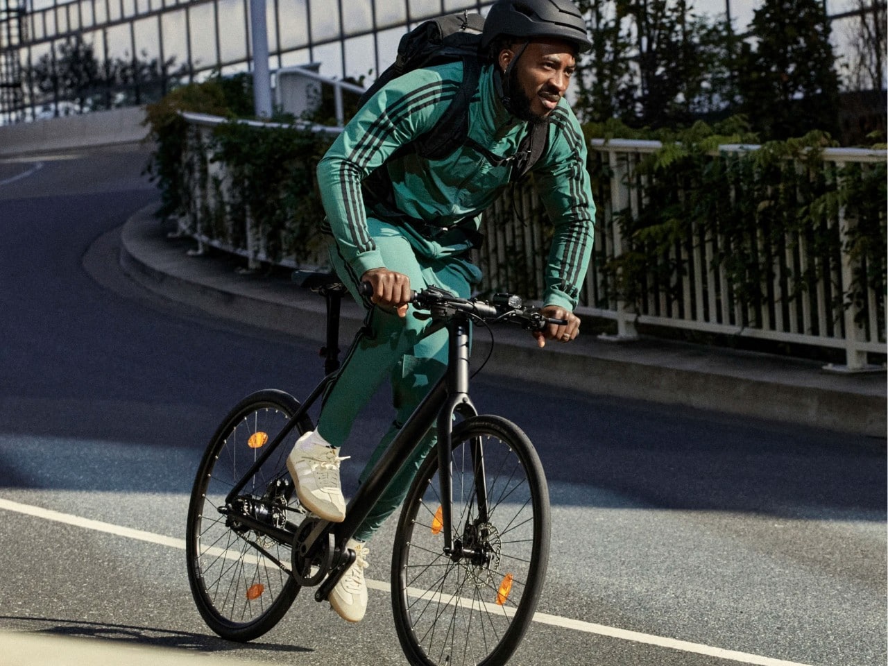 Adidas Velosamba, la sneaker per pedali a sgancio rapido