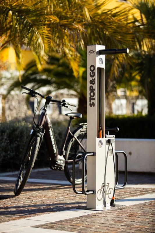 E-bike: servono infrastrutture di ricarica (a patto che siano sostenibili)