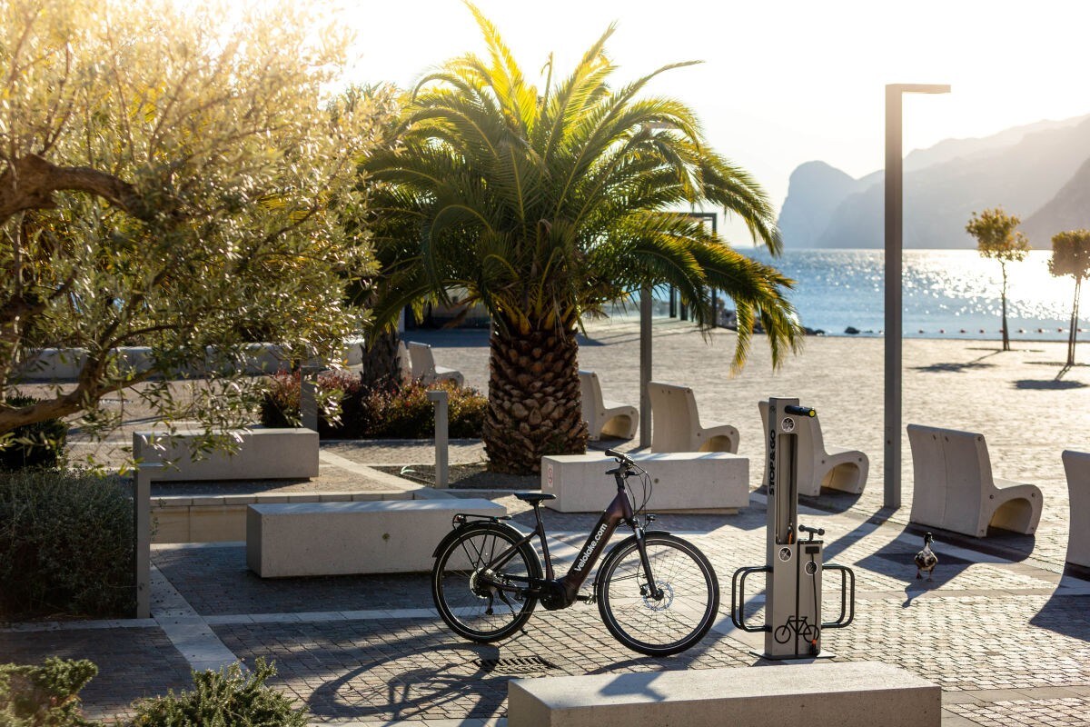 E-bike: servono infrastrutture di ricarica (a patto che siano sostenibili)