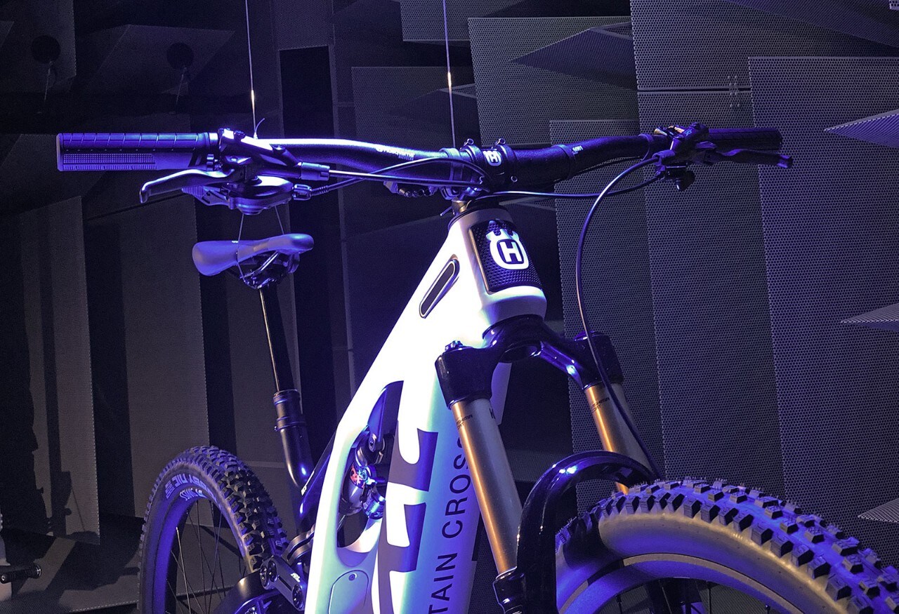 Husqvarna Mountain Cross: la nuova e-bike in carbonio dallo stile inconfondibile