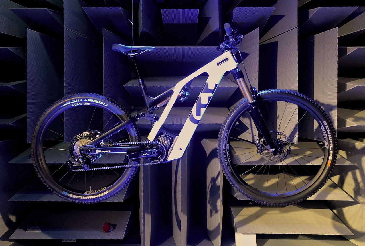 Husqvarna Mountain Cross: la nuova e-bike in carbonio dallo stile inconfondibile