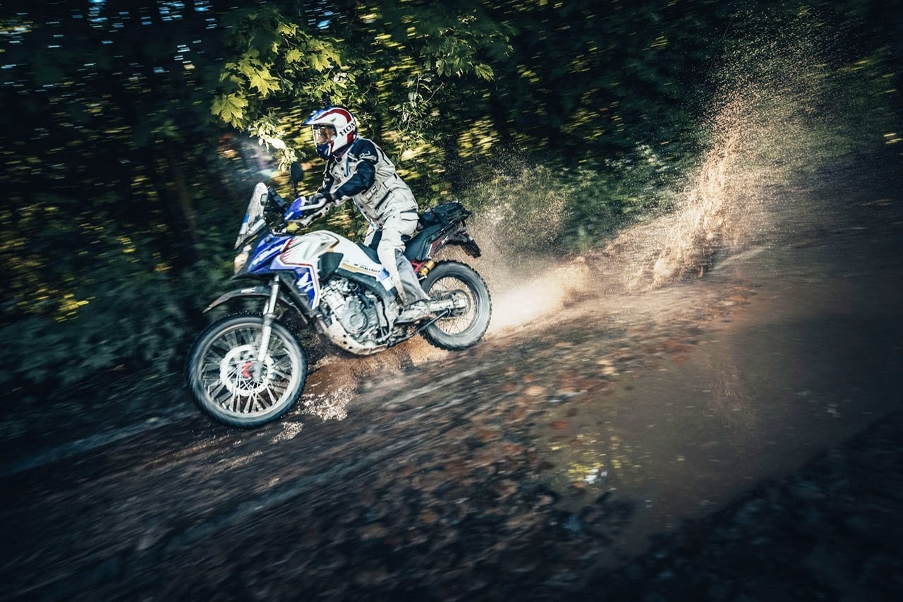 Renato Zocchi e la Honda CB500X sul podio della Gibraltar Race 2022