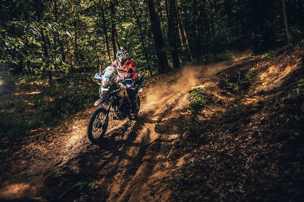 Renato Zocchi e la Honda CB500X sul podio della Gibraltar Race 2022