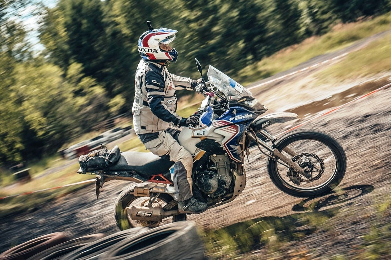 Renato Zocchi e la Honda CB500X sul podio della Gibraltar Race 2022