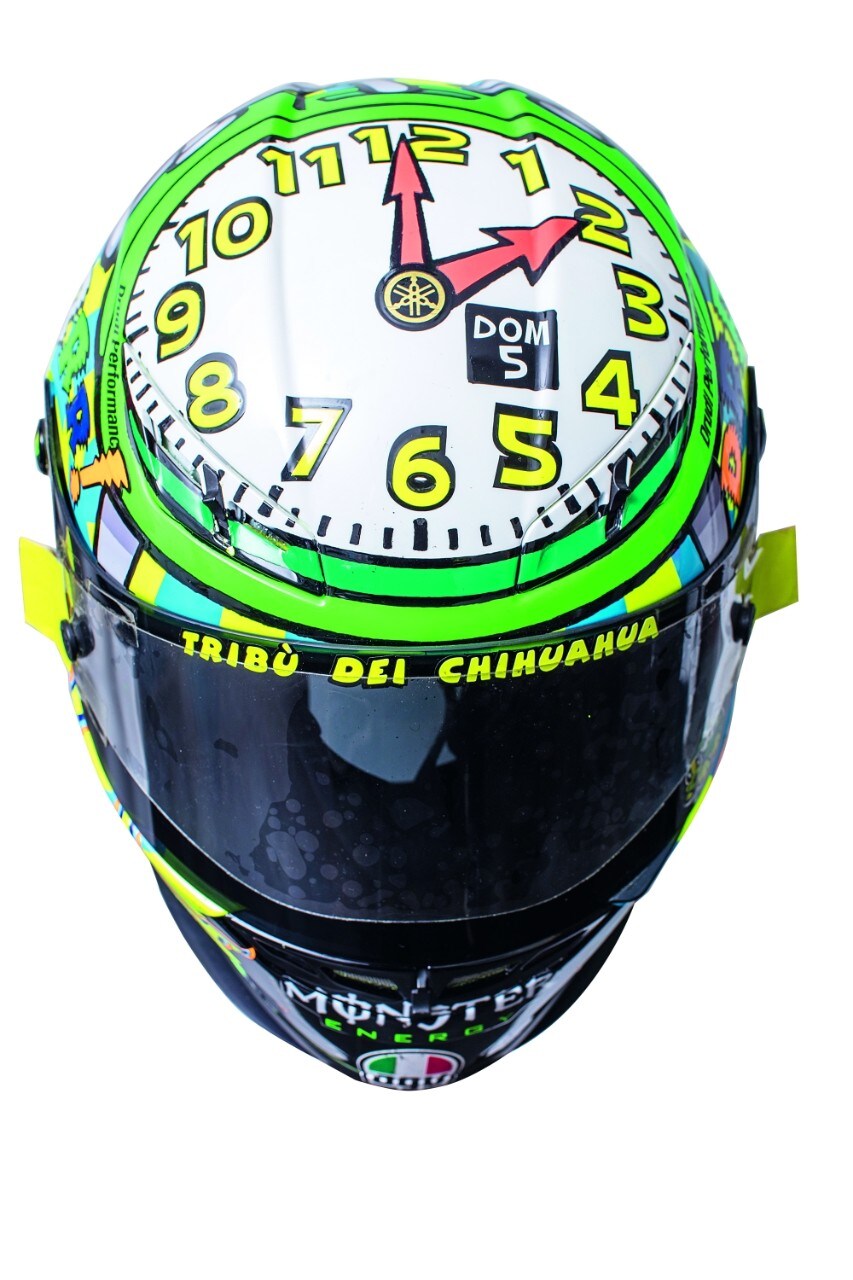 <div class='descrGalleryTitle'>NON VEDO L'ORA</div><div class='descrGalleryText'><p>Un orologio con l’ora&nbsp;puntata caratterizza&nbsp;la grafica del casco&nbsp;sfoggiato da Rossi&nbsp;nel GP di San Marino,&nbsp;che si è corso a&nbsp;Misano nel 2010.</p>
</div>