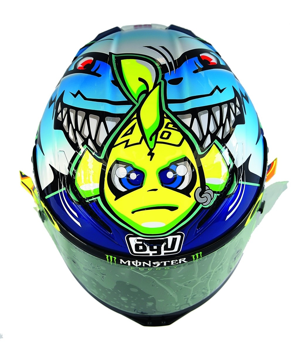 <div class='descrGalleryTitle'>UN PESCE IN FUGA</div><div class='descrGalleryText'><p>A Misano nel 2015 Valentino&nbsp;indossa questo&nbsp;casco: lui è il&nbsp;pesciolino con&nbsp;l’orecchino, braccato&nbsp;dallo squalo (che&nbsp;rappresenta i rivali).</p>
</div>