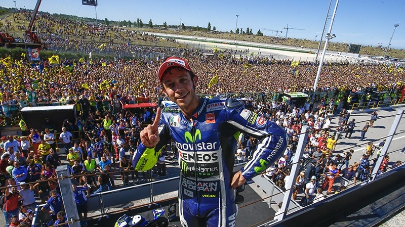 <div class='descrGalleryTitle'>2014 - IL TERZO SIGILLO</div><div class='descrGalleryText'><p>Nel 2014 arriva nel GP di Misano la prima, attesissima vittoria stagionale per Valentino Rossi, che fino ad allora aveva fatto quattro secondi posti e altrettanti terzi piazzamenti. Una vittoria liberatoria (ottenuta davanti a Lorenzo e Pedrosa) che sarà seguita dal successo a Phillip Island quattro gare dopo. A fine stagione per lui è secondo posto, alle spalle di un Marquez in versione extraterrestre (13 vittorie).</p>
</div>