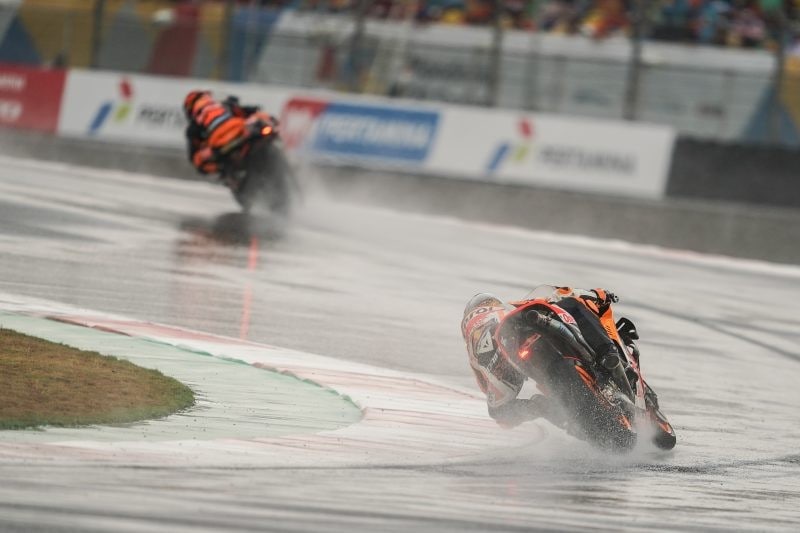 MotoGP Indonesia: vince Oliveira. Paura per Marquez: grave incidente nel warm up 
