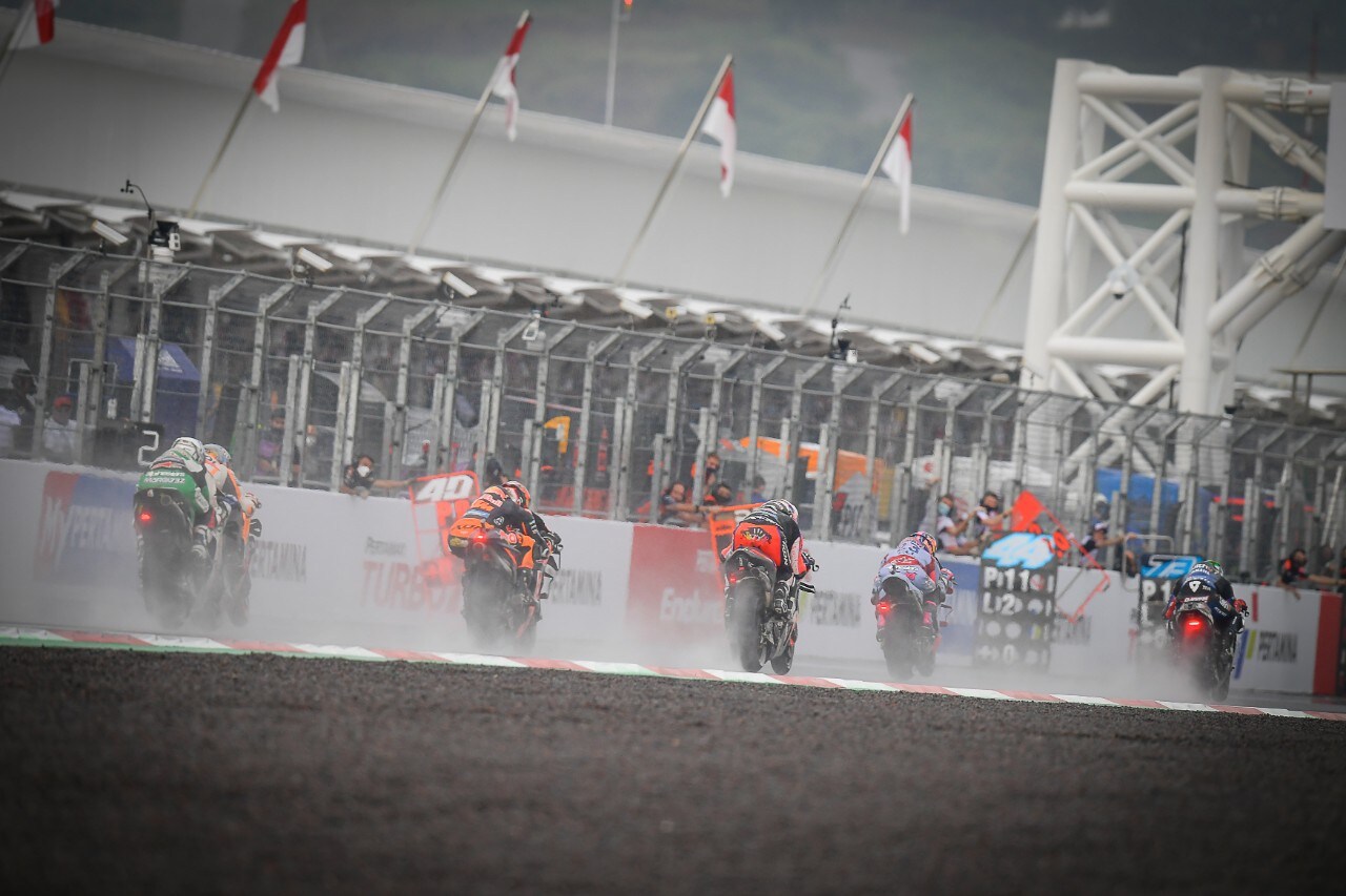 MotoGP Indonesia: vince Oliveira. Paura per Marquez: grave incidente nel warm up 