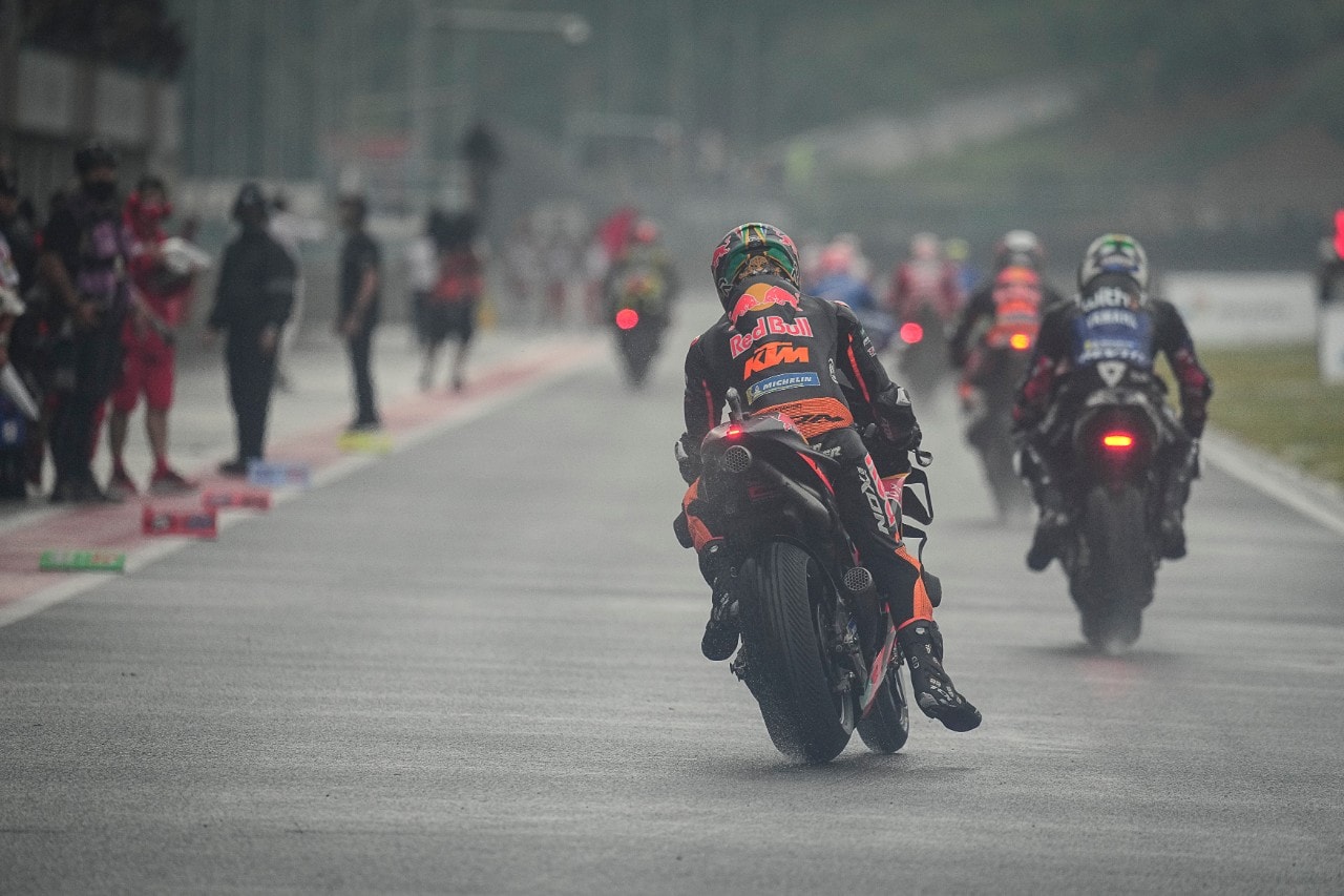 MotoGP Indonesia: vince Oliveira. Paura per Marquez: grave incidente nel warm up 