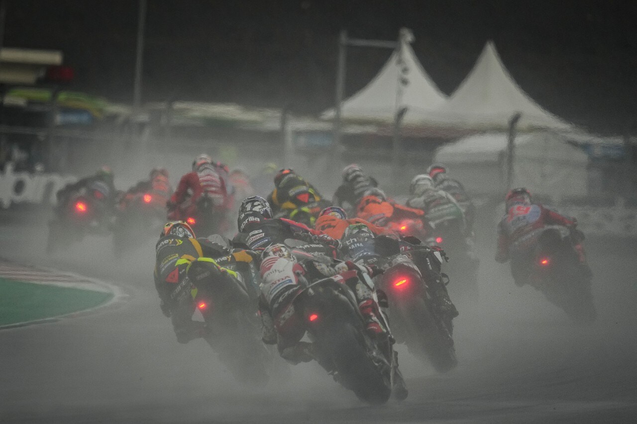 MotoGP Indonesia: vince Oliveira. Paura per Marquez: grave incidente nel warm up 