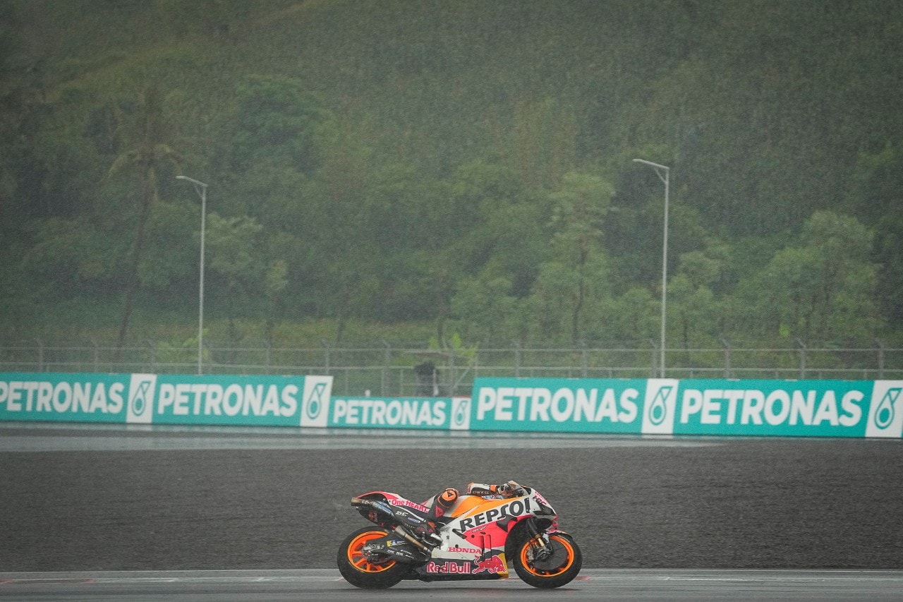 MotoGP Indonesia: vince Oliveira. Paura per Marquez: grave incidente nel warm up 