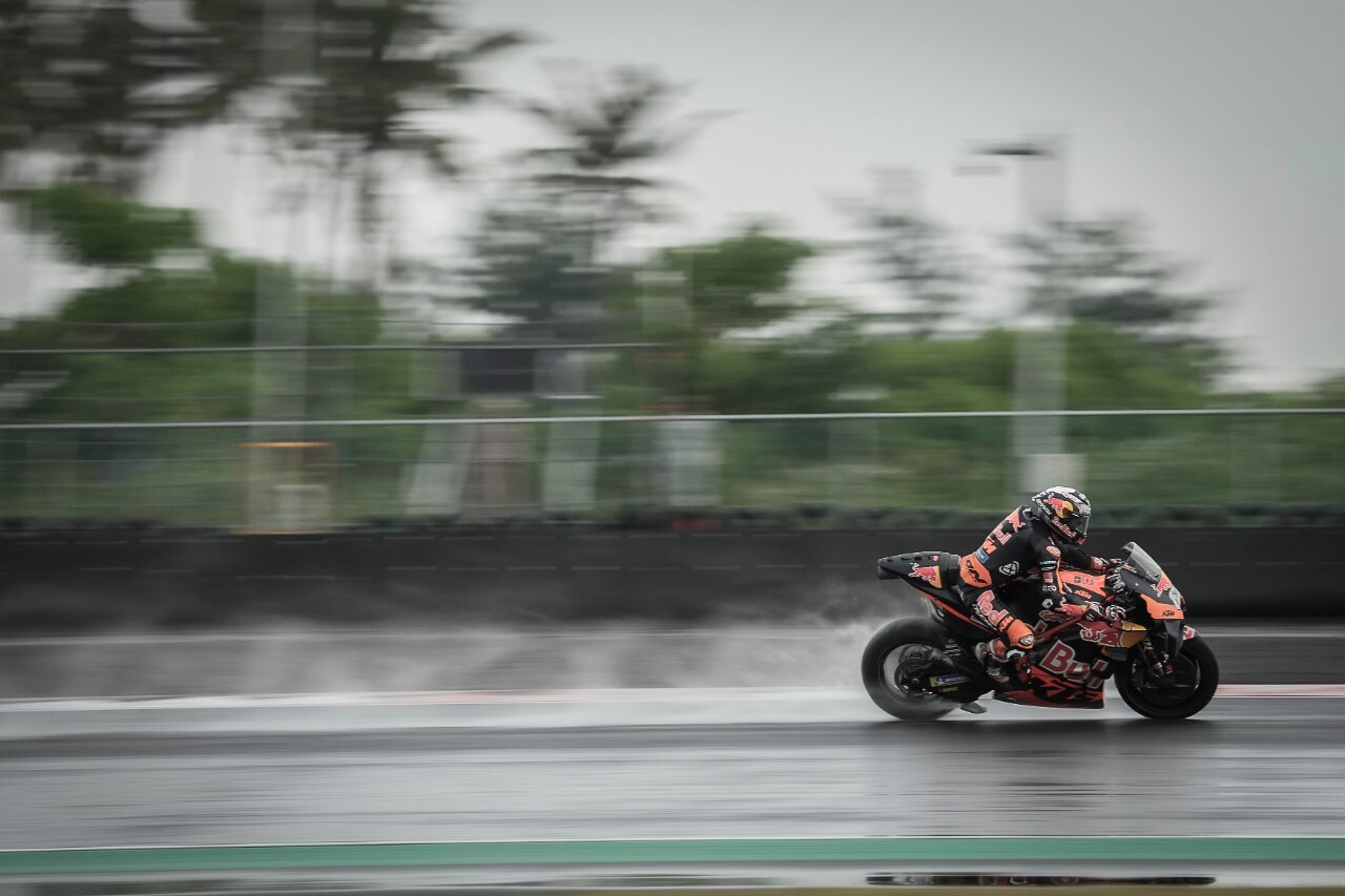 MotoGP Indonesia: vince Oliveira. Paura per Marquez: grave incidente nel warm up 