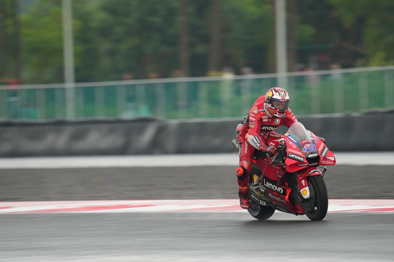 MotoGP Indonesia: vince Oliveira. Paura per Marquez: grave incidente nel warm up 