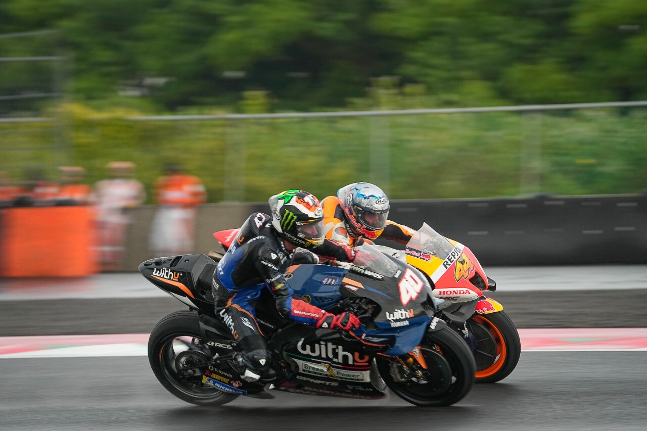 MotoGP Indonesia: vince Oliveira. Paura per Marquez: grave incidente nel warm up 