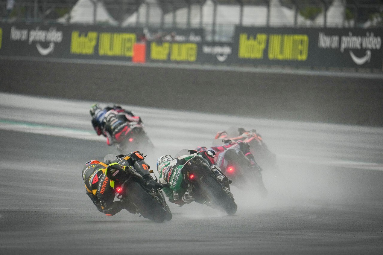 MotoGP Indonesia: vince Oliveira. Paura per Marquez: grave incidente nel warm up 