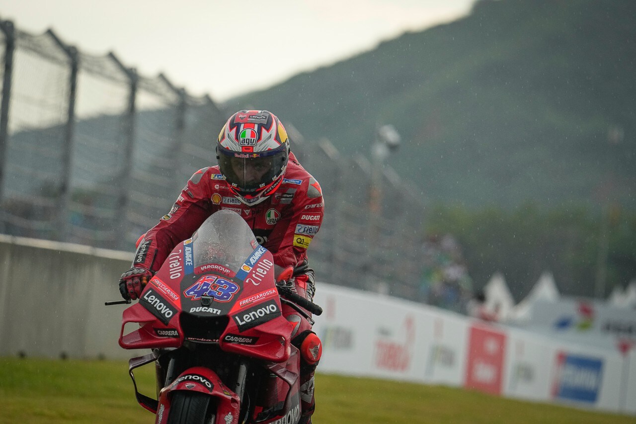 MotoGP Indonesia: vince Oliveira. Paura per Marquez: grave incidente nel warm up 