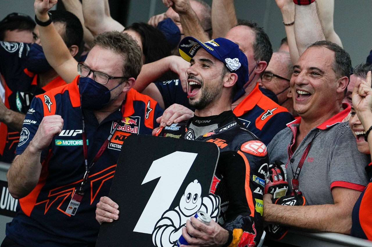 MotoGP Indonesia: vince Oliveira. Paura per Marquez: grave incidente nel warm up 