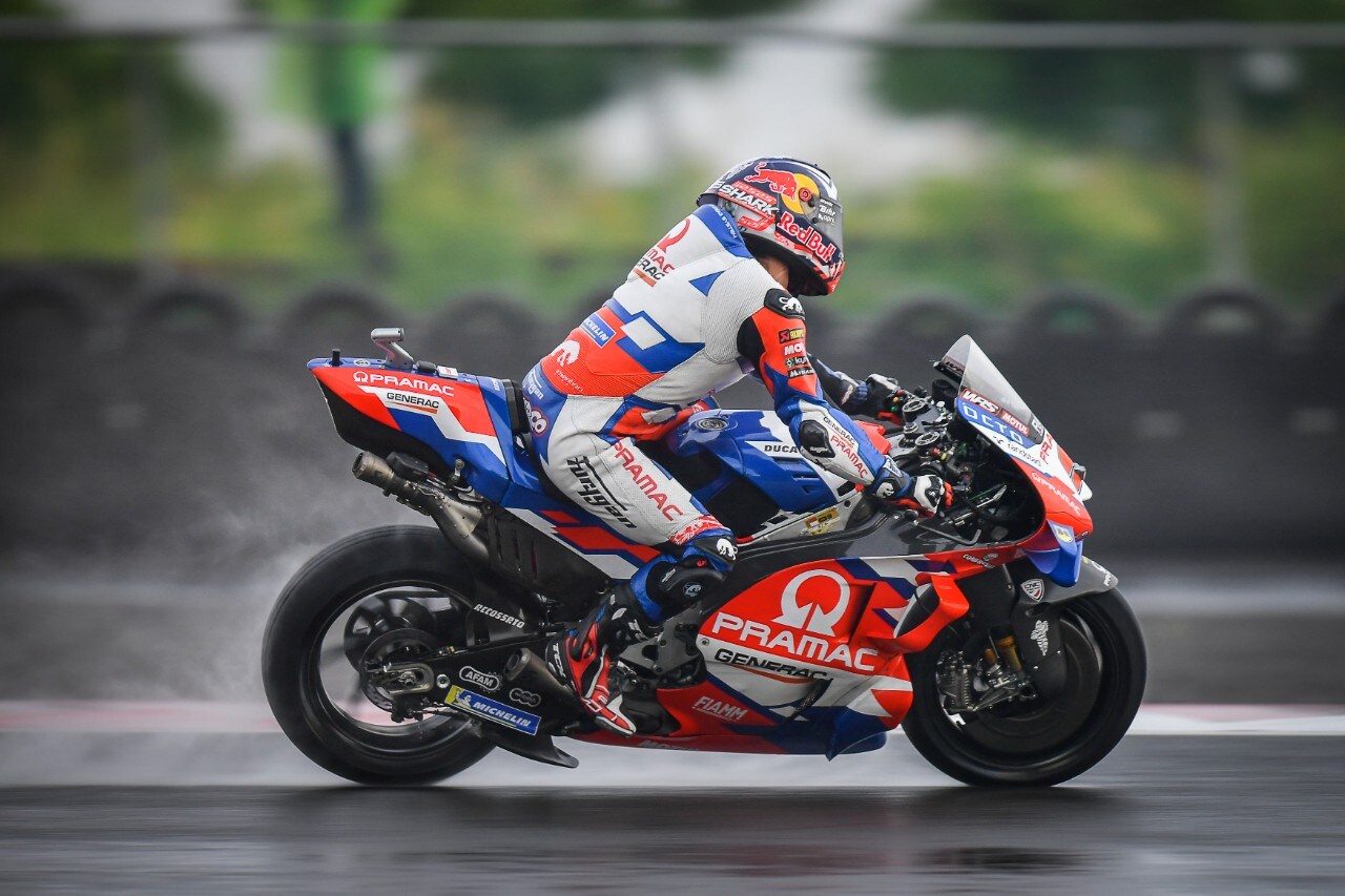 MotoGP Indonesia: vince Oliveira. Paura per Marquez: grave incidente nel warm up 