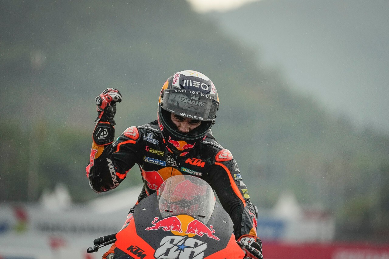 MotoGP Indonesia: vince Oliveira. Paura per Marquez: grave incidente nel warm up 