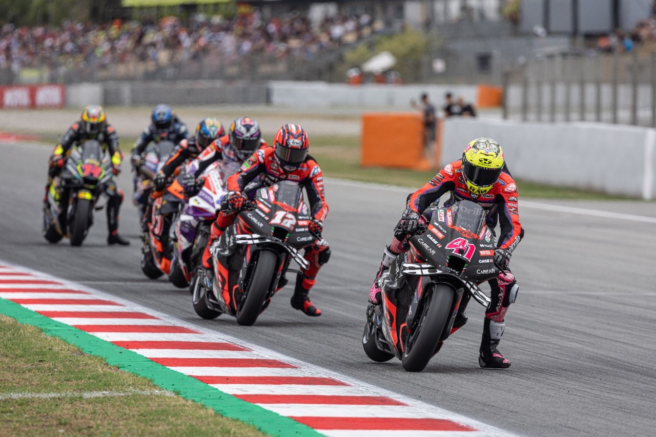 In Catalogna è doppietta Aprilia. Paura per Bagnaia, travolto da Binder 